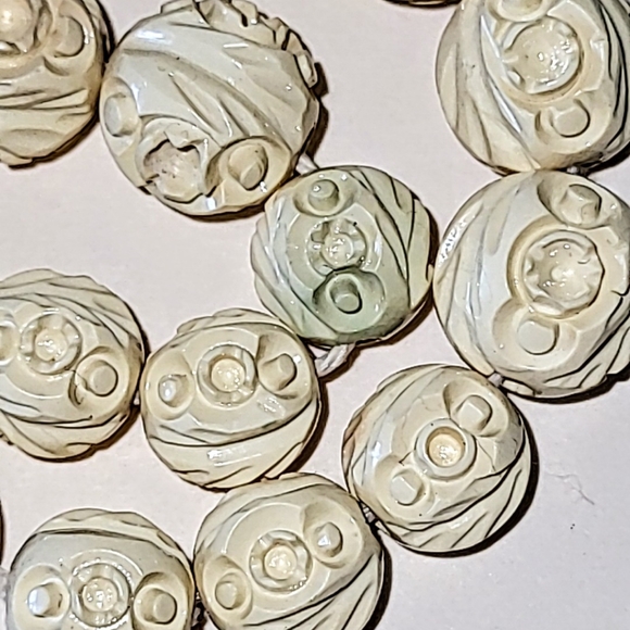 EARLY PLASTIC CARVED BEAD NECKLACE - BARREL CLASP - IVORY COLOR - Picture 6 of 8